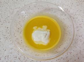 加入无糖酸奶和玉米油。 