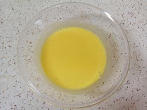 继续搅打，直到蛋黄、酸奶和玉米油完全融合。