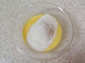 筛入低筋面粉，用手动打蛋器呈Z字形来回搅动，切记不要转圈搅拌，以免起筋。 