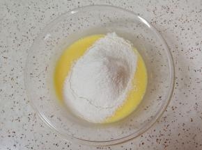 筛入低筋面粉，用手动打蛋器呈Z字形来回搅动，切记不要转圈搅拌，以免起筋。 