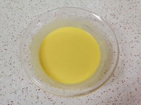 搅动至无干粉无颗粒，食材完全融合，放在一边备用。 