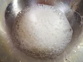 蛋清里面挤入几滴柠檬汁，用电动打蛋器低速打发至粗泡状。 