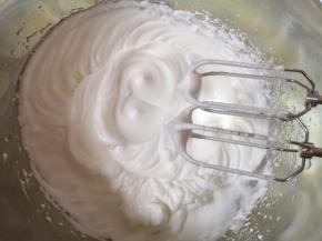 打发至提起打蛋器，打蛋器上的尖角坚挺竖立不弯即可。 烤箱上下管150度预热。 