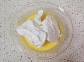 打发好的蛋白取三分之一加入到蛋黄糊里面，用硅胶刮刀采用切拌和翻拌的方法混合均匀。 