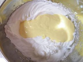 再把混合好的蛋黄糊倒回剩下的三分之二蛋白里面，继续混合均匀。