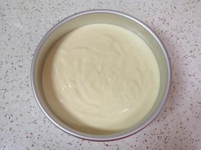 准备好8寸的活底戚风模具，从模具中间开始，慢慢倒入蛋糕糊，倒完之后从高处垂直摔几下震出大气泡。 