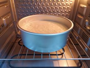 送入预热好的烤箱中下层。 