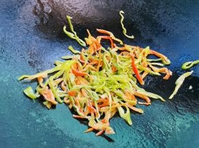 油热后加入青椒翻炒出香味