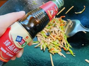 加入盐，白糖，生抽和味达美臻品蚝油调味