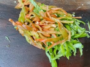 青椒切成粗丝