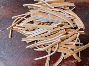 卤香干切成粗丝