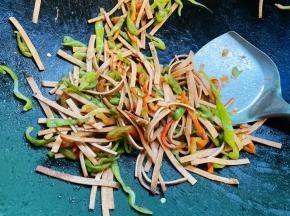 翻炒一分钟即可出锅