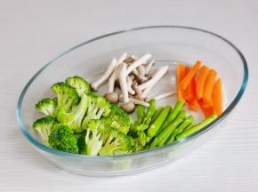 蔬菜洗净，西兰花掰小朵，芦笋保留头部，胡萝卜切条。