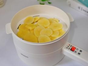 土豆隔水蒸熟。