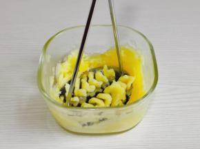 取出压成土豆泥。