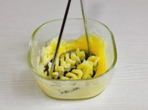 取出压成土豆泥。