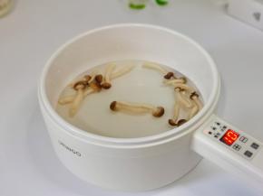 蟹味菇煮熟。