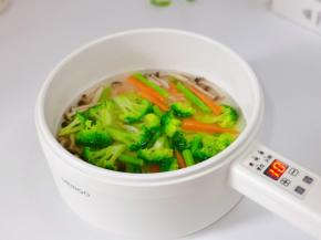 再加入蔬菜煮45秒捞出过冷水。