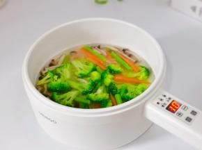 再加入蔬菜煮45秒捞出过冷水。