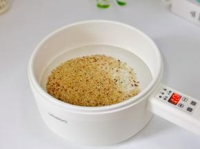 藜麦倒入锅中加入清水煮熟。