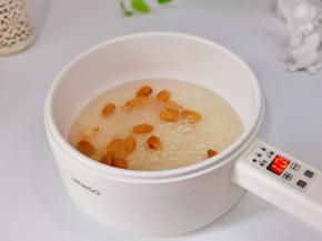 锅中水烧开，下入杏仁煮十分钟捞出。