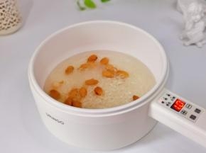 锅中水烧开，下入杏仁煮十分钟捞出。