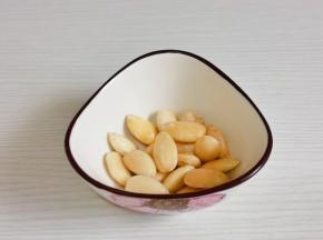 煮好的杏仁晾凉后去皮。