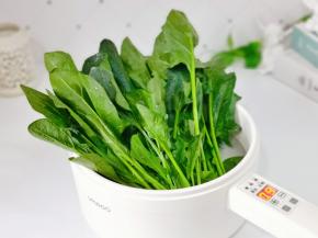 锅中水烧开放入菠菜，记得根部先放入锅中烫35秒。