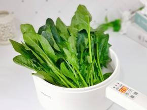 锅中水烧开放入菠菜，记得根部先放入锅中烫35秒。