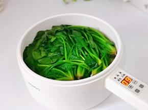 再把叶子放入锅中烫30秒。