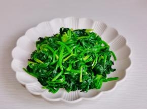 挤干水分，切碎装盘。