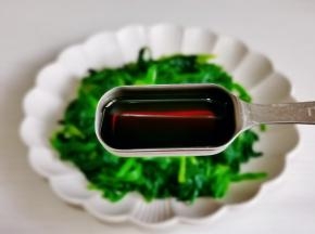 加入六月鲜8克轻盐原汁酱油。