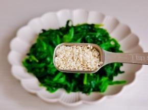 加入熟芝麻，拌均匀。