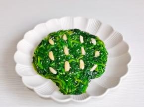 装盘摆出贝壳形状，装饰上杏仁。