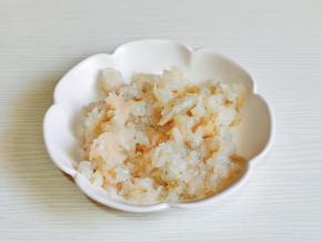 虾仁处理干净后剁成泥。