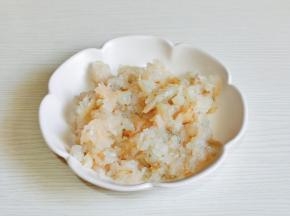 虾仁处理干净后剁成泥。