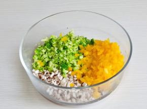 西兰花，香菇，黄椒洗净后切丁。