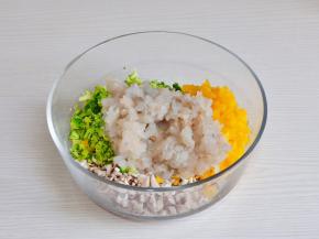 西兰花丁，香菇丁，黄椒丁，虾泥放入器具中。