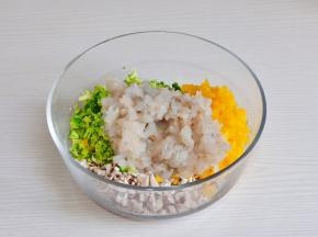 西兰花丁，香菇丁，黄椒丁，虾泥放入器具中。