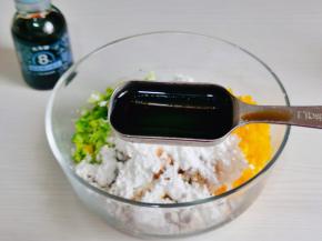加入六月鲜8克轻盐原汁酱油。