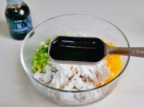 加入六月鲜8克轻盐原汁酱油。