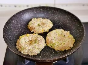 锅中喷油，一勺一个，中间压下去。