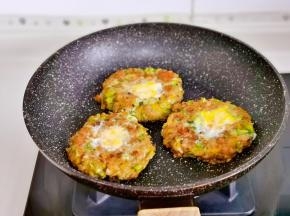 全程小火煎至两面金黄熟透即可。