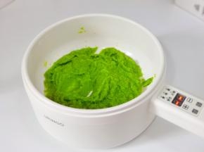 锅中加入橄榄油，倒入豌豆泥。