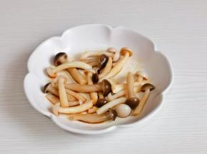 沥干水分，加1勺酱油拌均匀。