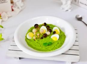 豌豆泥装入盘中，插上菌菇，鹌鹑蛋对半切开。