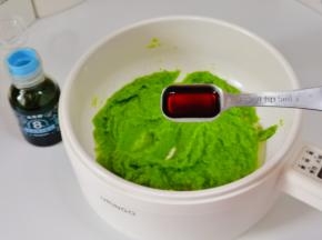 加入一勺酱油，翻炒均匀即可。