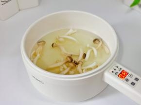 菌菇煮熟捞出。