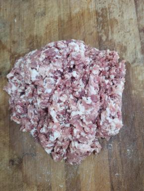 瘦肉洗净，剁成肉末备用！