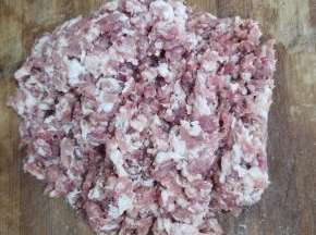 瘦肉洗净，剁成肉末备用！